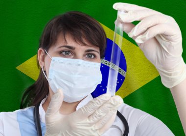 Test tüpü Coronavirus ya da Covid-19 Brezilya bayrağına karşı olan bilim kadını. Brezilya 'daki bir salgının önlenmesi için laboratuvarda virüs araştırması