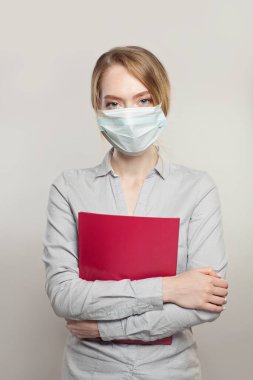 Beyaz arka planda tıbbi maske takan zeki kadın.