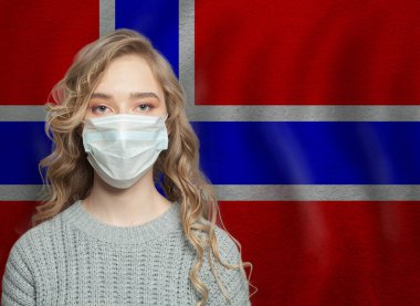 Norveç bayrağı taşıyan yüz maskesi takan genç bir kadın. Grip salgını ve virüs koruma kavramı
