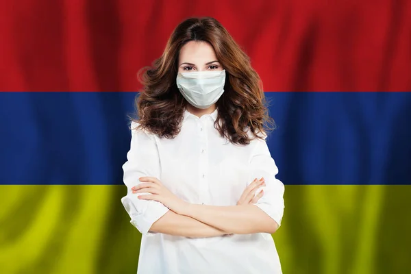 Enfermera Con Máscara Facial Contra Bandera Nacional Armenia Epidemia Gripe —  Fotos de Stock