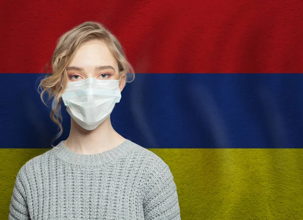 Junge Frau Mit Gesichtsmaske Und Nationalflagge Armeniens Grippeepidemie Und Virenschutzkonzept — Stockfoto