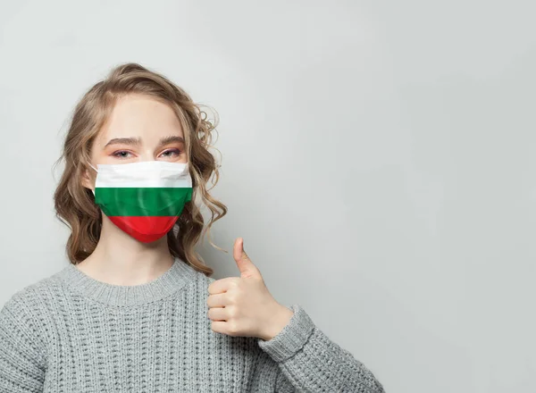 Mulher Feliz Máscara Facial Segurando Polegar Para Cima Bandeira Nacional — Fotografia de Stock