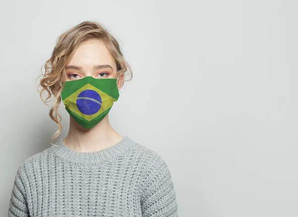 Mladá Žena Masce Brazilskou Vlajkou Epidemie Chřipky Koncepce Ochrany Proti — Stock fotografie