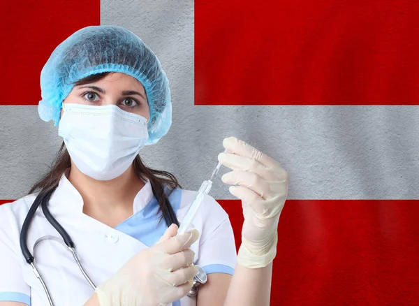 拿着试管Coronavirus或Covid 19对抗丹麦国旗的科学家女性 在实验室进行病毒研究 以预防丹麦的大流行病 — 图库照片