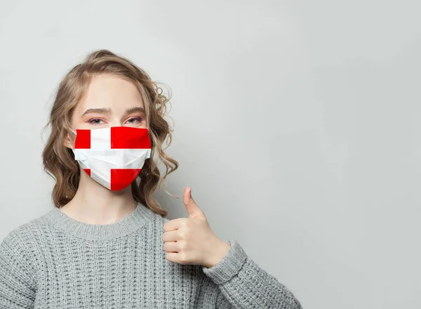 Glad Kvinna Ansiktsmask Håller Tummen Upp Med Nationell Flagga Danmark — Stockfoto