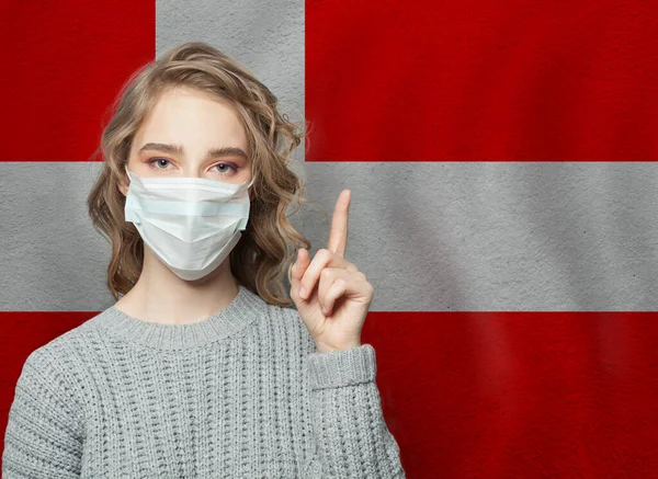Mujer Con Máscara Médica Apuntando Contra Bandera Nacional Dinamarca Fondo —  Fotos de Stock