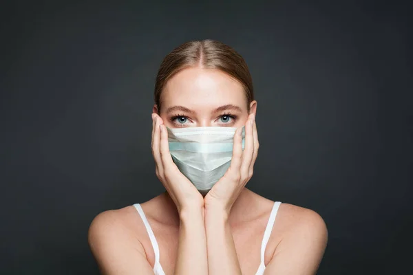 Mujer Joven Con Mascarilla Médica Sobre Fondo Negro — Foto de Stock