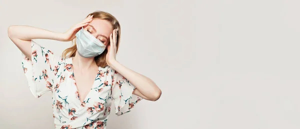 Stres Žena Lékařské Tváři Maska Bílém Pozadí — Stock fotografie