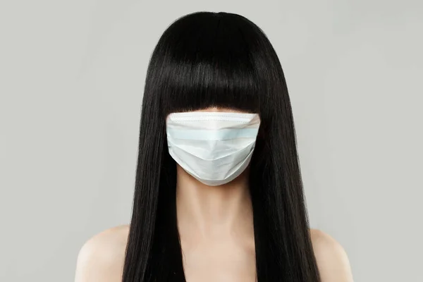 Schöne Brünette Frau Medizinischer Gesichtsmaske Auf Weißem Hintergrund — Stockfoto