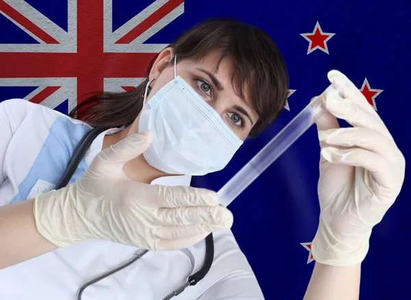Mujer Científica Con Sonda Ensayo Coronavirus Covid Contra Bandera Nueva —  Fotos de Stock