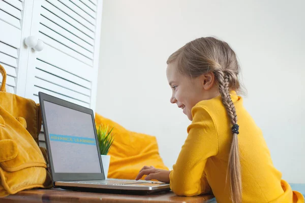 Kind Meisje Met Laptop Thuis — Stockfoto