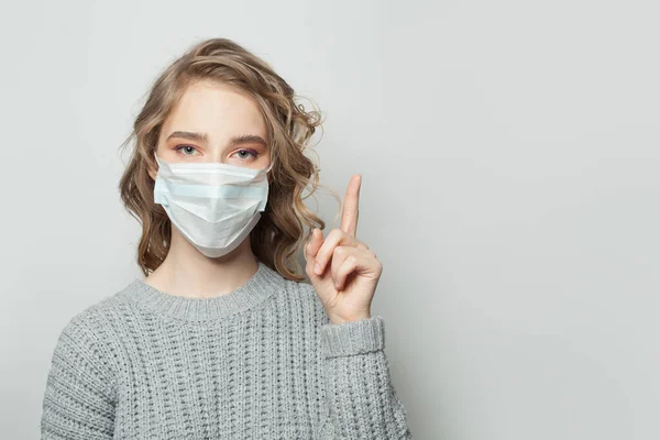 Žena Obličejovou Maskou Ukazující Šedé Pozadí Žena Lékařské Masce Epidemie — Stock fotografie