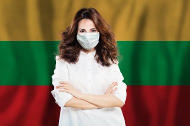 Litvanya bayrağına karşı yüz maskeli hemşire. Grip salgını ve virüs koruma kavramı
