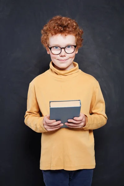 Μικρό Παιδί Αγόρι Που Κρατάει Ένα Βιβλίο — Φωτογραφία Αρχείου