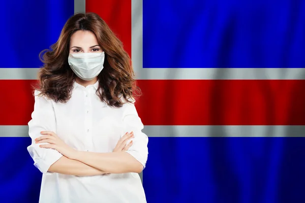 国旗アイスランドに対するフェイスマスクを持つ看護師 インフルエンザの流行とウイルス保護の概念 — ストック写真