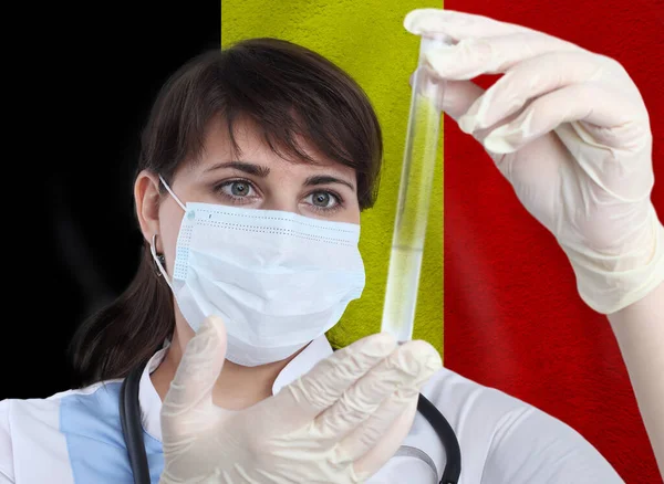 Donna Scienziata Con Provetta Coronavirus Covid Contro Bandiera Belga Ricerca — Foto Stock