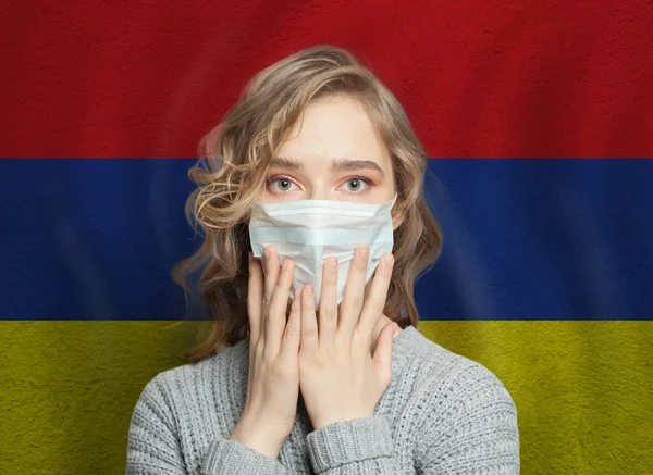 Mujer Conmocionada Con Máscara Médica Sobre Fondo Bandera Armenia Epidemia —  Fotos de Stock