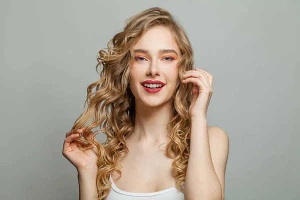 Leuke Vrouw Met Lang Blond Krullend Haar Witte Achtergrond — Stockfoto