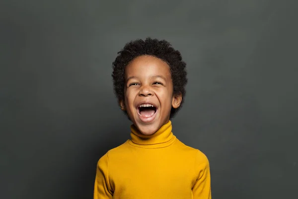 Niño Negro Feliz Riéndose Sobre Fondo Negro — Foto de Stock