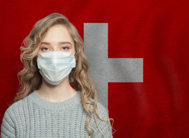 İsviçre bayraklı yüz maskesi takan genç bir kadın. Grip salgını ve virüs koruma kavramı