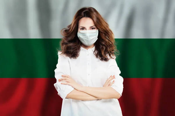 国旗ブルガリアに対するフェイスマスクの医者を自信を持って インフルエンザの流行とウイルス保護の概念 — ストック写真