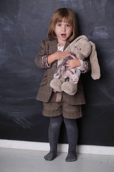 Schattig Gelukkig Klein Meisje Knuffelen Haar Speelgoed Rabbi — Stockfoto