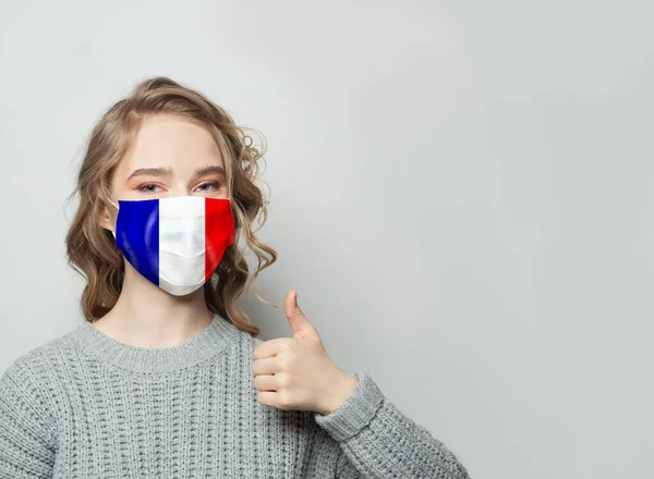 Szczęśliwa Kobieta Masce Trzymająca Kciuk Górze Narodową Flagą Francji Koncepcja — Zdjęcie stockowe