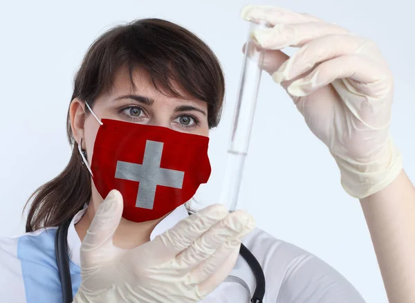 Ученая Женщина Маска Швейцарским Флагом Исследование Вирусов Лаборатории Предотвращения Пандемии — стоковое фото