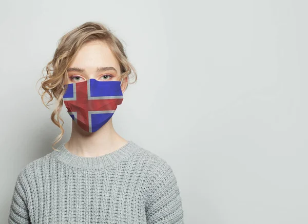 Mladá Žena Masce Národní Vlajkou Islandu Epidemie Chřipky Koncepce Ochrany — Stock fotografie