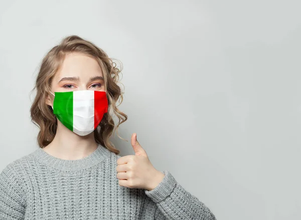 Gelukkige Vrouw Met Gezichtsmasker Met Duim Omhoog Met Italiaanse Nationale — Stockfoto