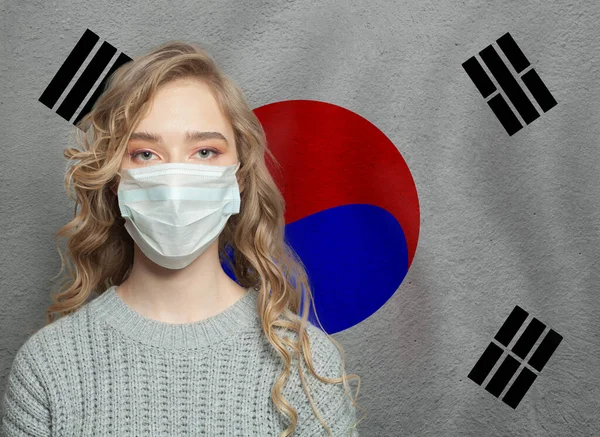 Kore Bayraklı Yüz Maskesi Takan Genç Bir Kadın Grip Salgını — Stok fotoğraf