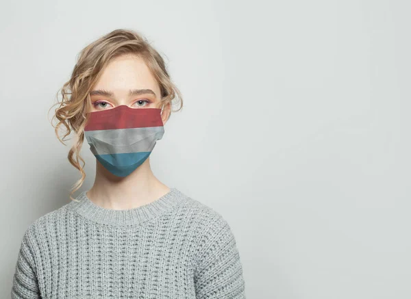 Девушка Маске Национальным Флагом Люксембурга Концепция Эпидемии Гриппа Защиты Вирусов — стоковое фото