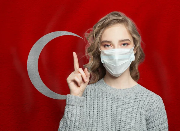 Kobieta Masce Medycznej Wskazującej Turecką Flagę Koncepcja Epidemii Grypy Ochrony — Zdjęcie stockowe