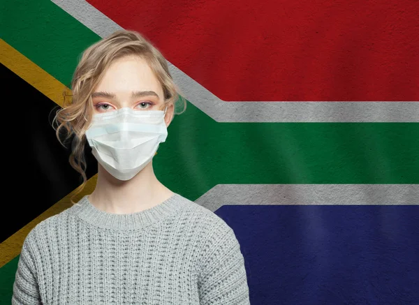 年轻女人戴着带国旗的面罩 流感流行与病毒防护概念 — 图库照片