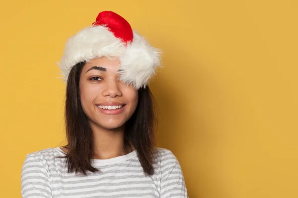 Mujer Negra Feliz Sombrero Santa Sobre Fondo Amarillo —  Fotos de Stock