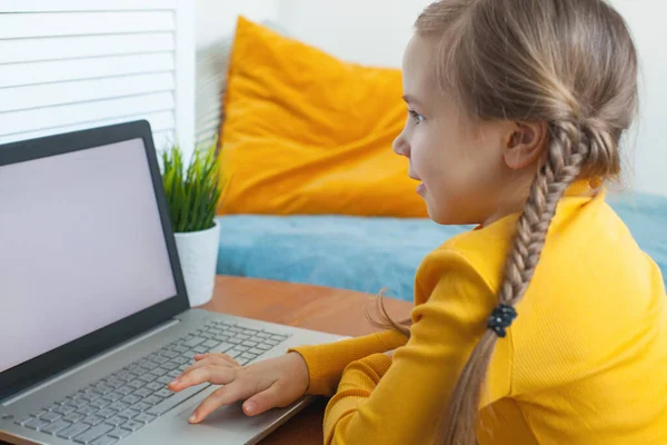 Schattig Kind Meisje Dat Thuis Leert Klein Meisje Met Laptop — Stockfoto