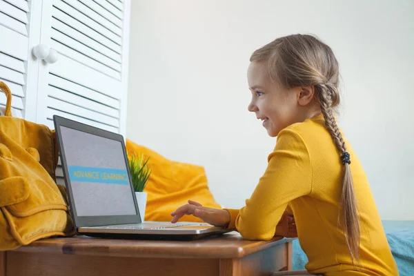 Gelukkig Klein Meisje Met Behulp Van Laptop Plezier Hebben Thuis — Stockfoto