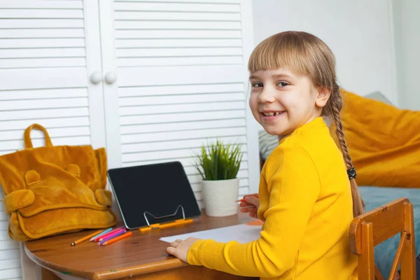 幸せな子供は家で学ぶ — ストック写真