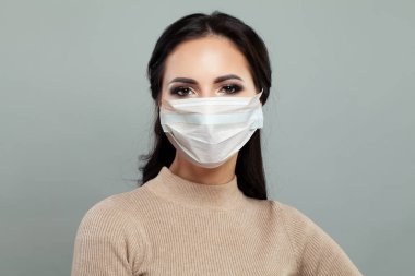 Koruyucu maske takan esmer kadın.