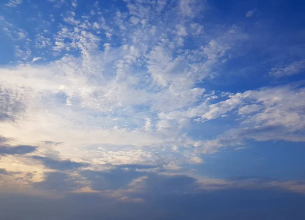 Cielo Azul Nubes Fondo Hermoso Paisaje Con Nubes Sol Naranja — Foto de Stock