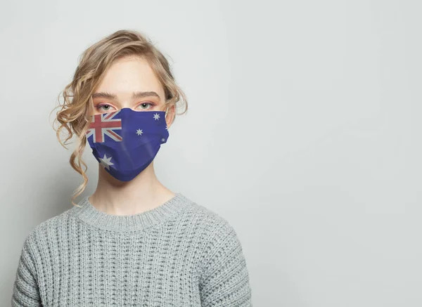 Mujer Joven Con Una Máscara Protectora Con Bandera Nacional Australia — Foto de Stock
