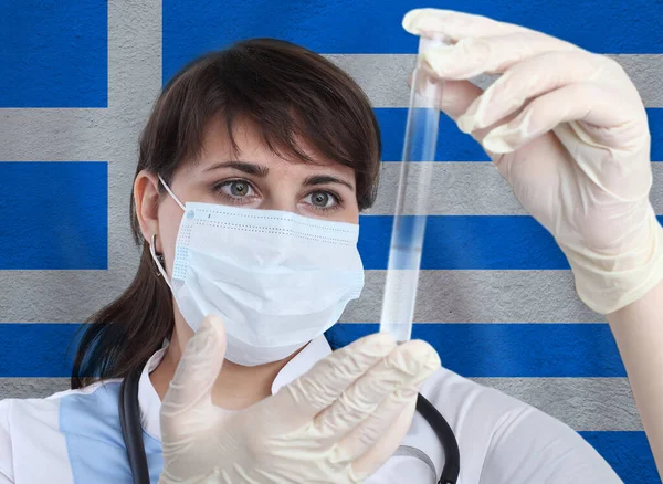Mulher Cientista Com Tubo Teste Coronavirus Covid Contra Bandeira Grécia — Fotografia de Stock