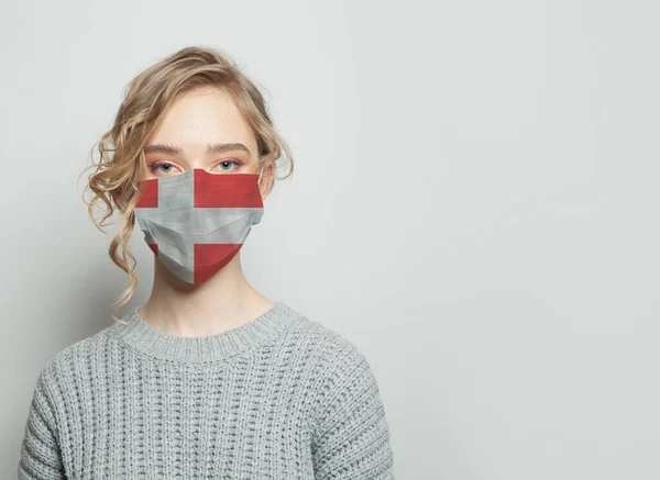 Giovane Donna Che Indossa Una Maschera Con Bandiera Nazionale Danimarca — Foto Stock
