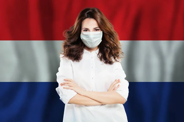 クロアチア国旗に対する防護マスクの医者 インフルエンザの流行とウイルス保護の概念 — ストック写真