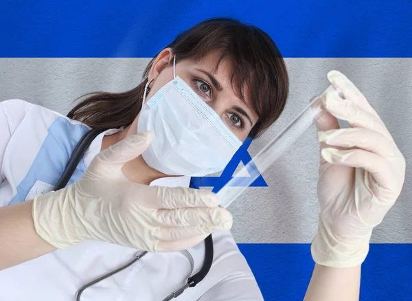 戴着防护面罩的女科学家 带着试管对抗以色列国旗 预防以色列大流行病的实验室病毒研究 — 图库照片
