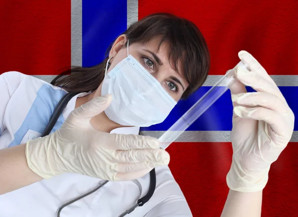 ノルウェー国旗に対する試験管を持つ科学者や医師の女性 ノルウェーにおけるパンデミックを予防するための実験室におけるウイルスの研究 — ストック写真