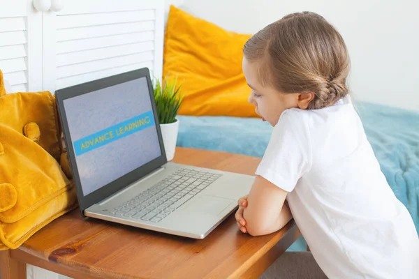 Aprendizaje Niños Casa Niña Usando Laptop Concepto Aprendizaje Avanzado Educación —  Fotos de Stock