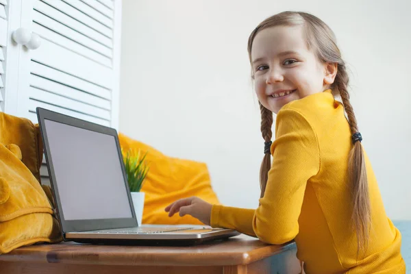 Menina Criança Usando Laptop Com Exibição Vazia Casa — Fotografia de Stock