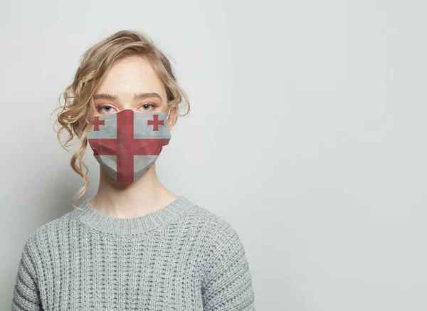 Mujer Joven Con Una Máscara Facial Con Bandera Epidemia Gripe — Foto de Stock