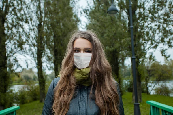 Mujer Bonita Máscara Medicina Aire Libre — Foto de Stock